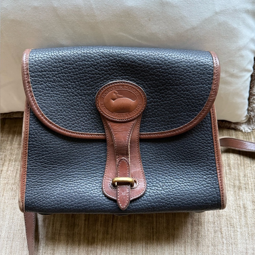 Dooney and Bourke medium Essex crossbody bag Black Vintage 90s Y2K